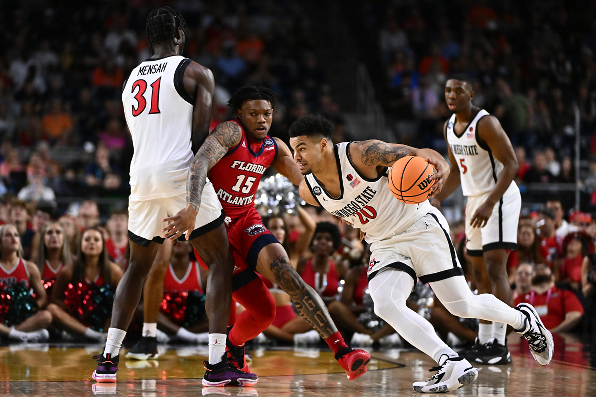 莱万多夫斯基在热火比赛中比赛规则变更，表现优异引发热议！热度持续攀升(比特最顶级的比赛视频)-爱游戏